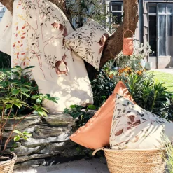Chats sur la branche Linge de lit