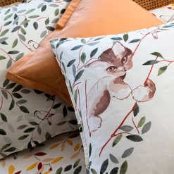 Chats sur la branche Linge de lit