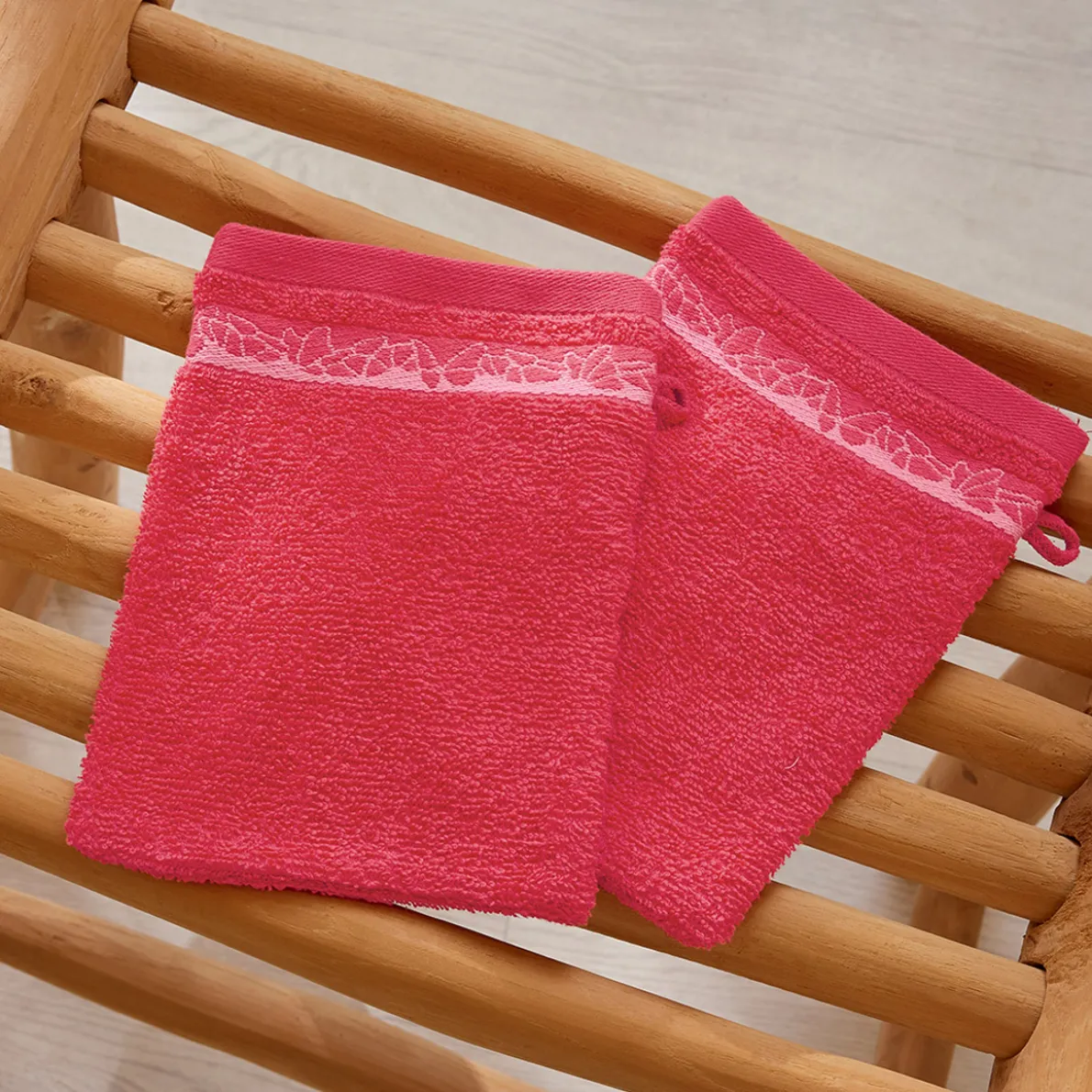 Couché dans les fleurs 2 gants de toilette