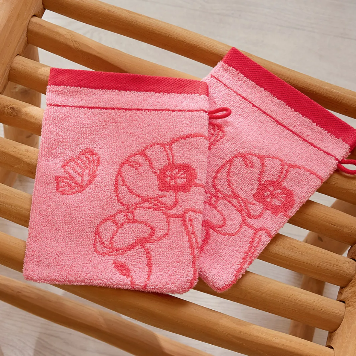 Couché dans les fleurs 2 gants de toilette