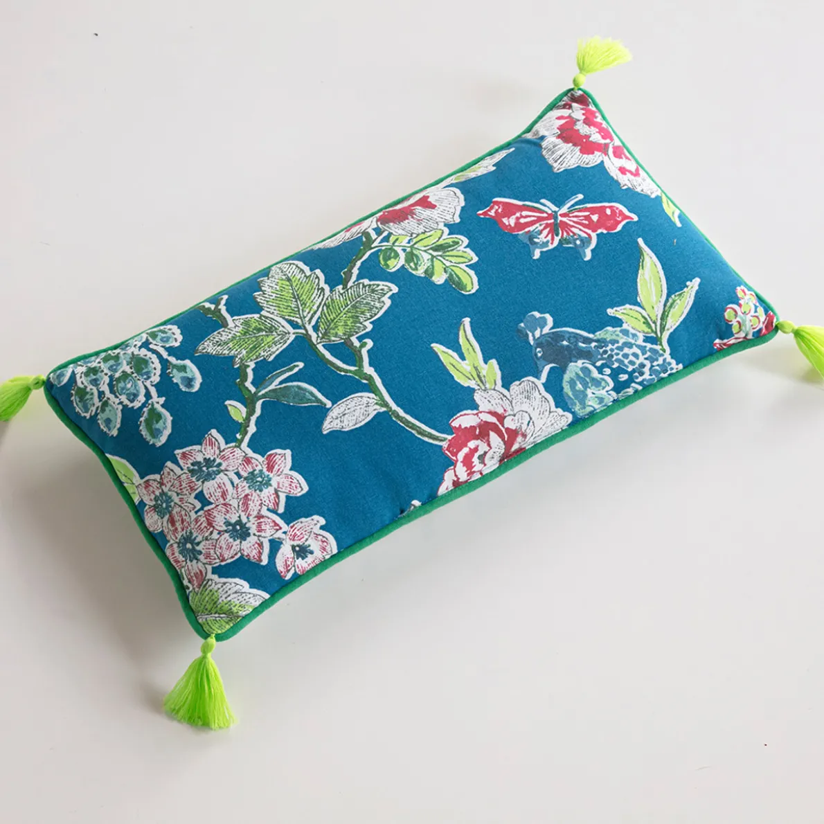 Un oiseau sur la branche Coussin