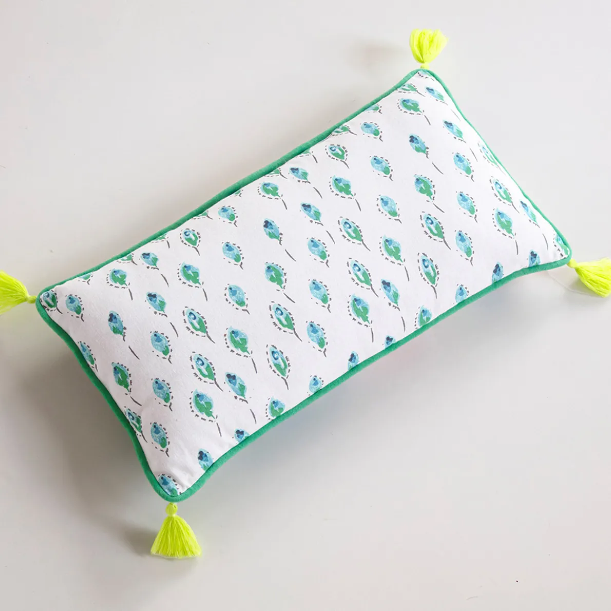 Un oiseau sur la branche Coussin