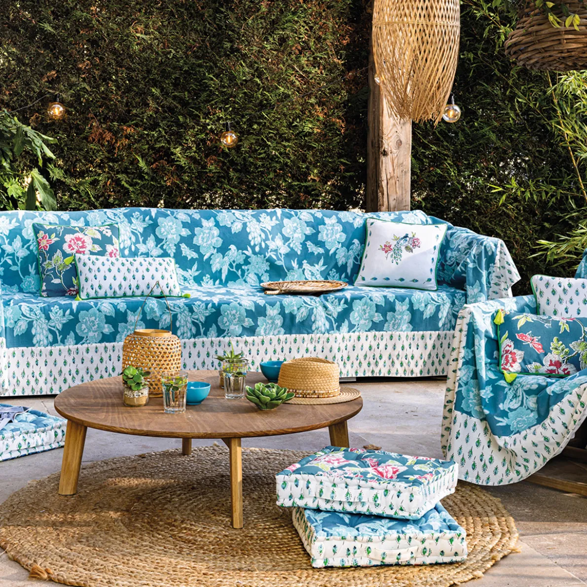 Un oiseau sur la branche Housse de coussin