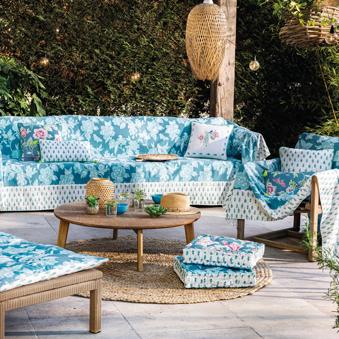 Un oiseau sur la branche Housse de coussin