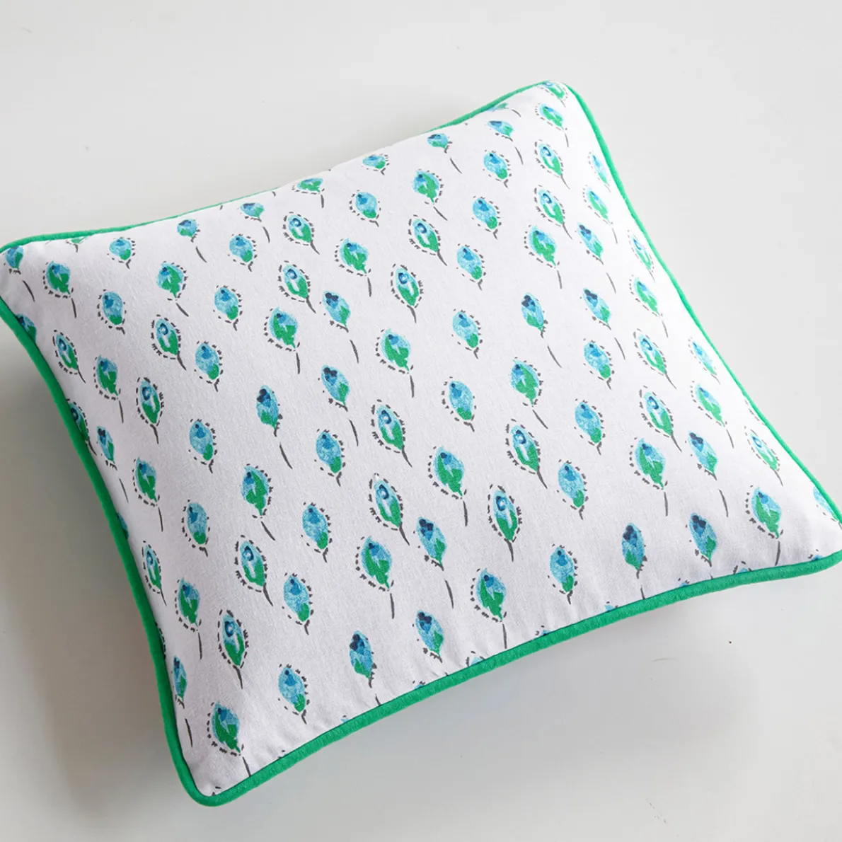 Un oiseau sur la branche Housse de coussin