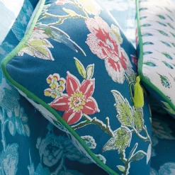 Un oiseau sur la branche Housse de coussin